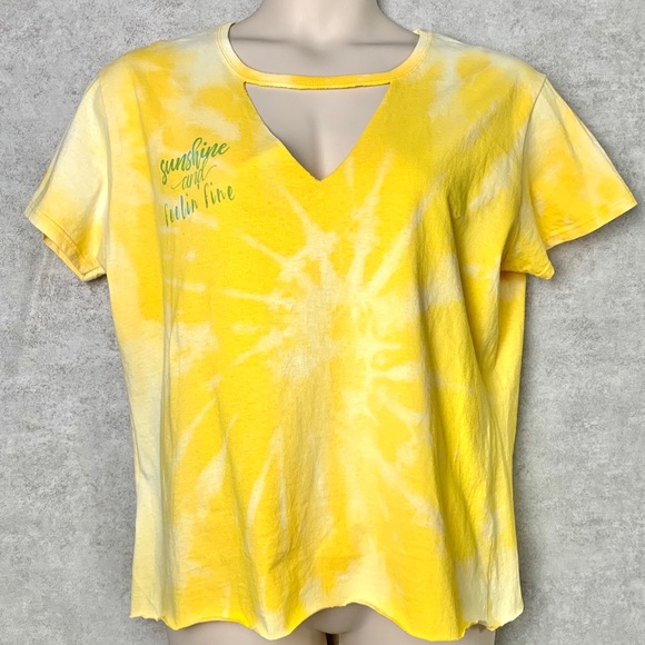 “Sunshine and Feelin’ Fine” Short Sleeve Tee - Picture 2 of 5